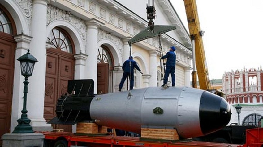 Модел термонуклеарне бомбе АН602, предан Савезном нуклеарном центру Саров (РФНЦ-ВНИИФ), на изложби „70 година нуклеарне индустрије. Ланчана реакција успеха” у Манежу у Москви.
