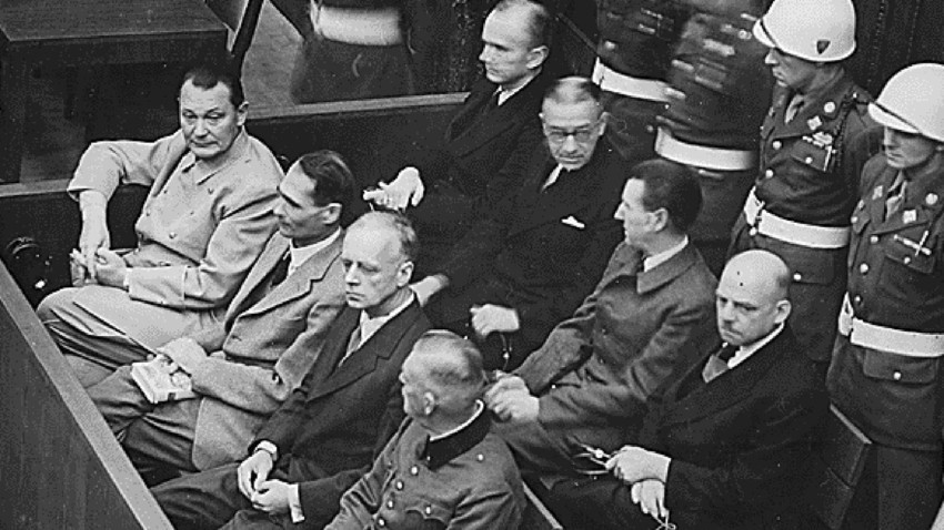 Optuženi nacisti (prvi red slijeva nadesno) Hermann Göring, Rudolf Hess, Joachim von Ribbentrop i Wilhelm Keitel na sudu za ratne zločine u Nürnberg 1945. - 1946. godine.