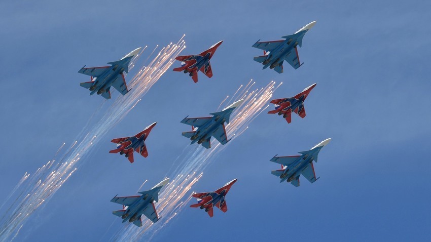 Akrobatske pilotske grupe zrakoplovnih snaga Ruske Federacije "Ruski vitezovi" na lovcima Su-30SM i "Striži" na lovcima MiG-29.