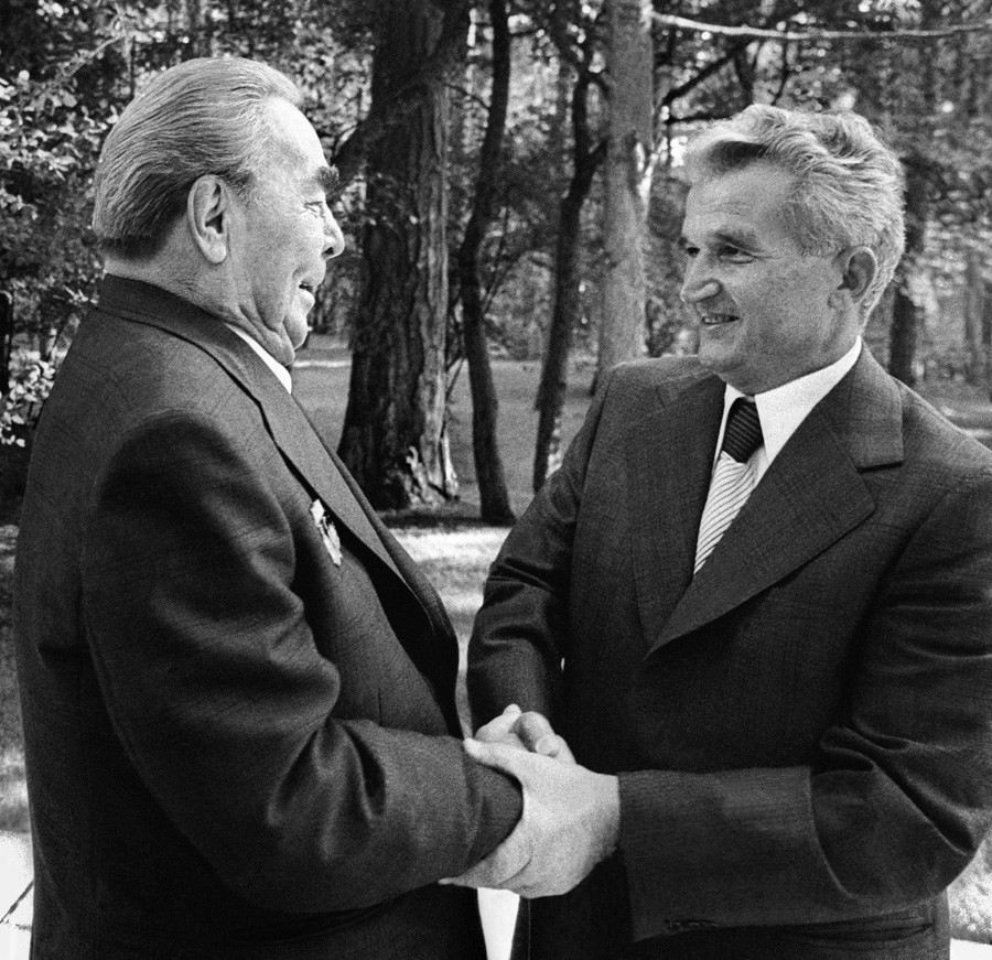ルーマニアの指導者ニコライ・チャウシェスクがレオニード・ブレジネフと会合する。クリミア、ソ連、1979年。