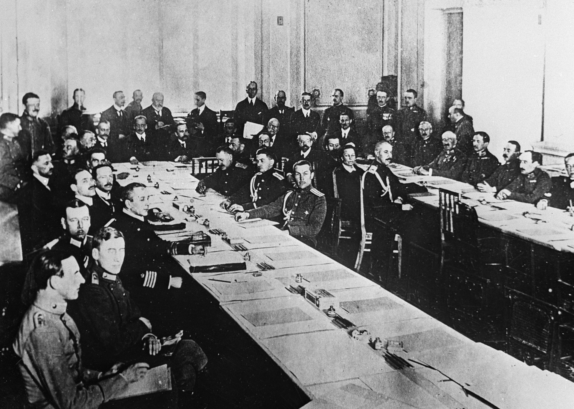 Zasedanje na mirovni konferenci, kjer je bil podpisan brest-litovski sporazum med sovjetsko Rusijo in centralnimi silami, Nemčijo, Avstro-Ogrsko, Bolgarijo in Turčijo. 3. marca 1918