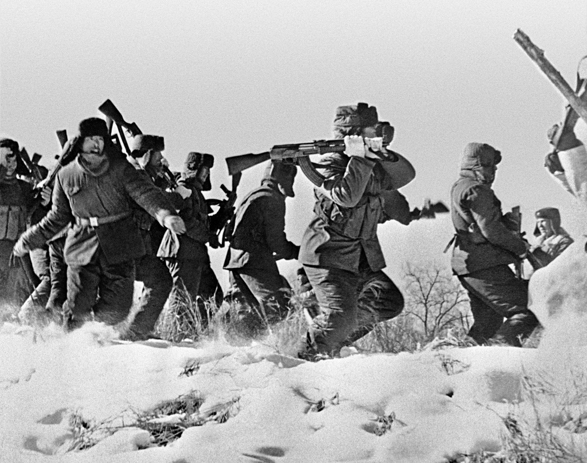 The 1969 Soviet-Chinese border conflict. Chinese soldiers trying to enter Damansky Island.