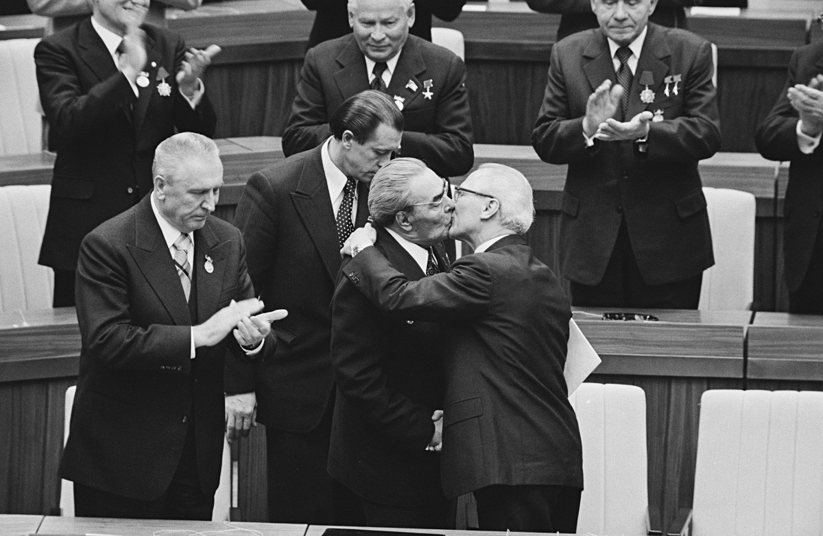 Съветският лидер Леонид Брежнев и източногерманският президент Ерих Хонекър се целуват по случай 30-годишнината на ГДР
