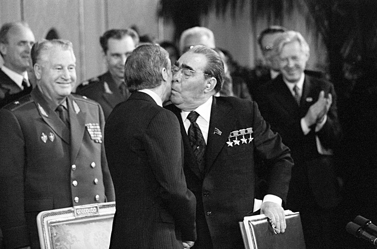 Снимка на съветския лидер Леонид Брежнев (1906-1982), целуващ по бузата президента на САЩ Джими Картър (1924 -). Датирана от 1979 г.