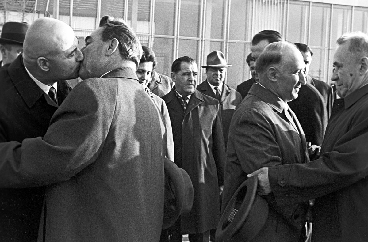 Леонид Брежнев (втори отляво) и председателят на Съвета на министрите вСССР Алексей Николаевич Косигин (първият отдясно) с партийната и правителствената делегация на Народна република България и първият секретар на българската Комунистическата партия Тодор Живков (втори отдясно). 1969
