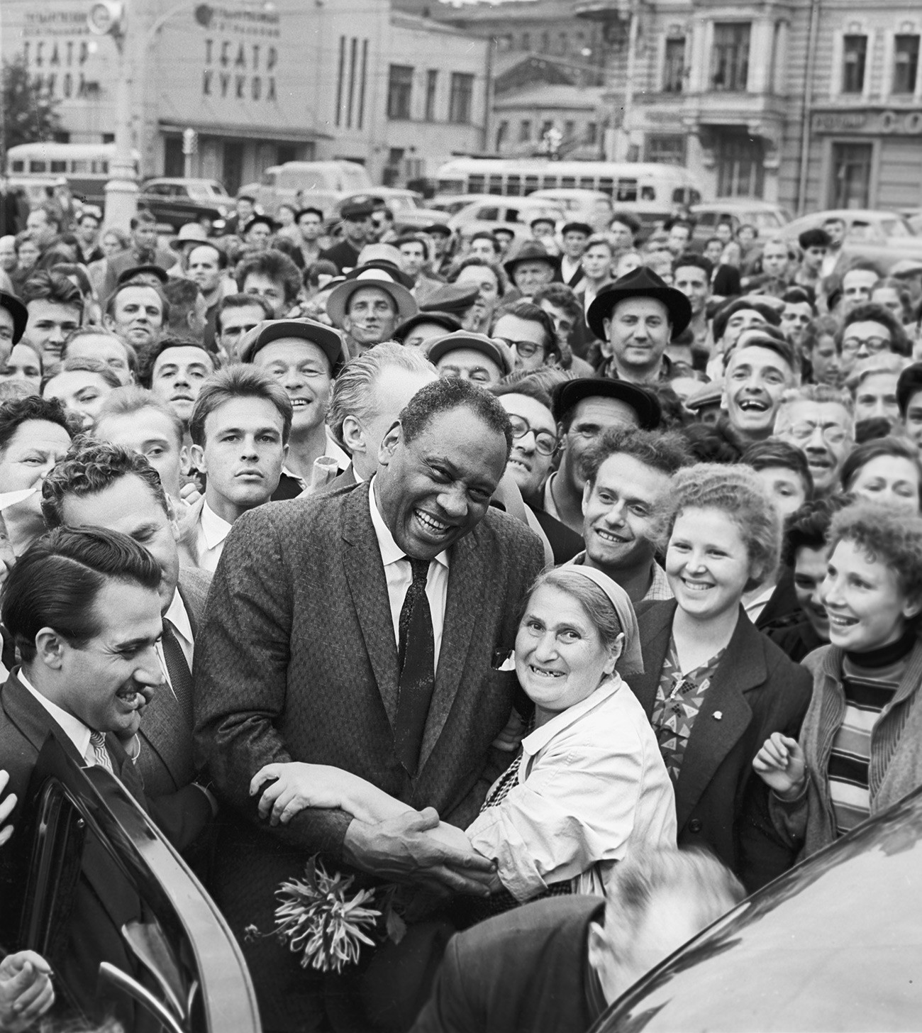 Paul Robeson wird in Moskau von den Sowjetbürgern begrüßt.