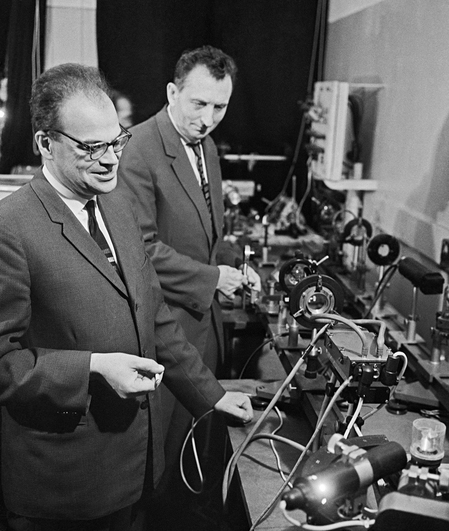 アレクサンドル・プロホロフとニコライ・バソフ。レベデフ物理学研究所の実験室にて。1966年。