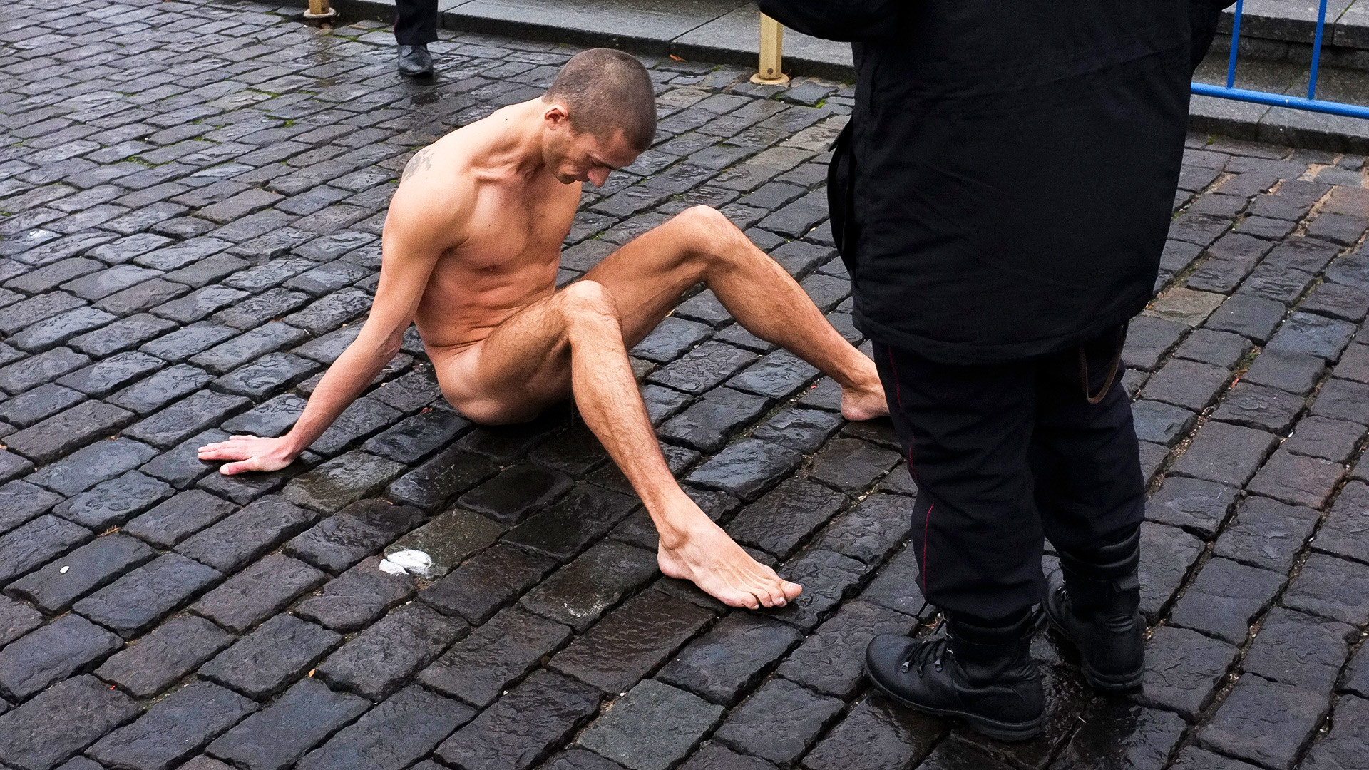Obnaženi umjetnik Petar Pavlenski prikucao je dio svog tijela za kaldrmu Crvenog trga, 10. stueni 2013., Moskva