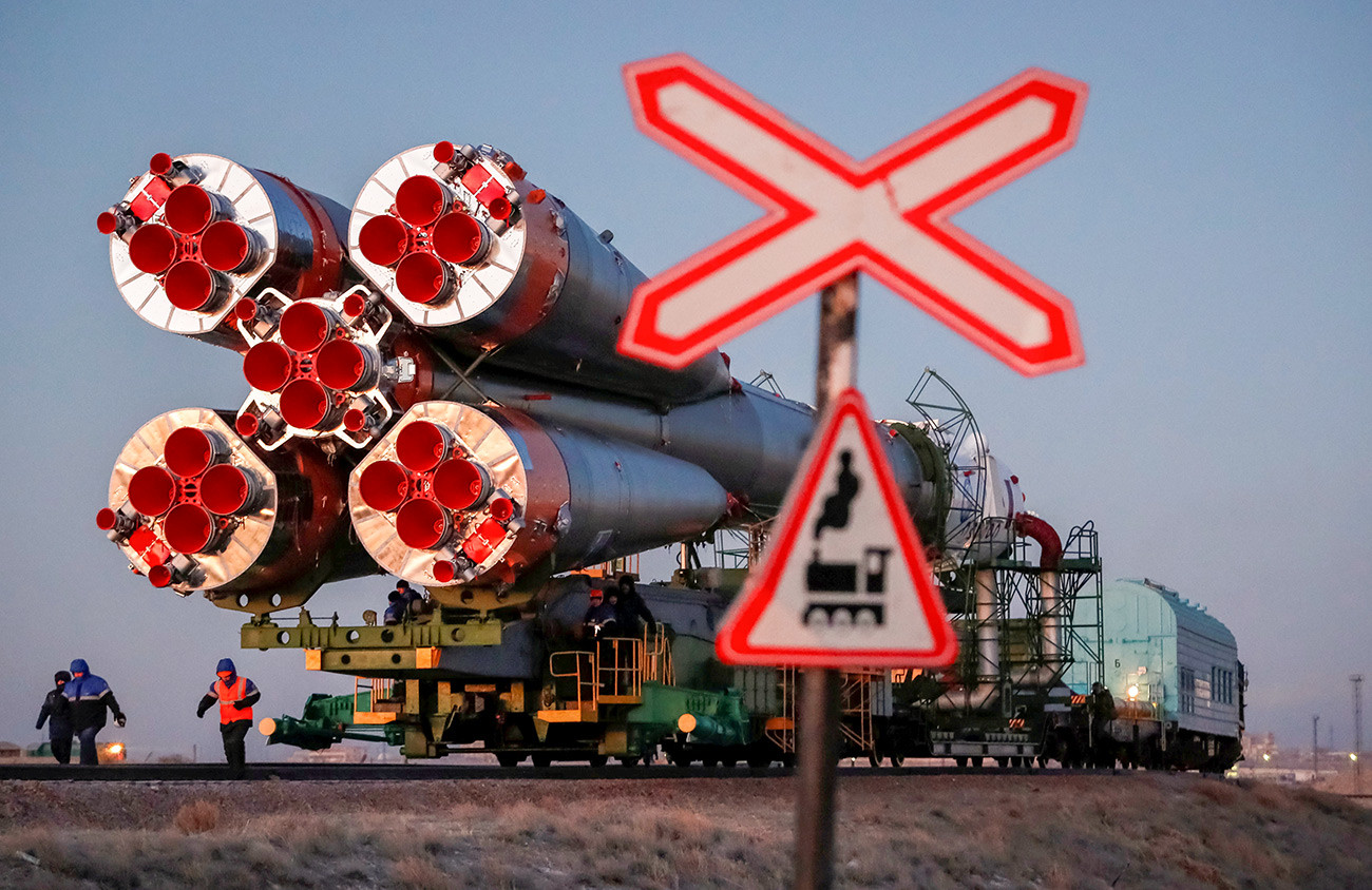 国際宇宙ステーションのクルーによって使われた有人宇宙船「ソユーズMS-11」。バイコヌール宇宙基地の打ち上げの前に組立場から発射台へ運ばれる様子。

