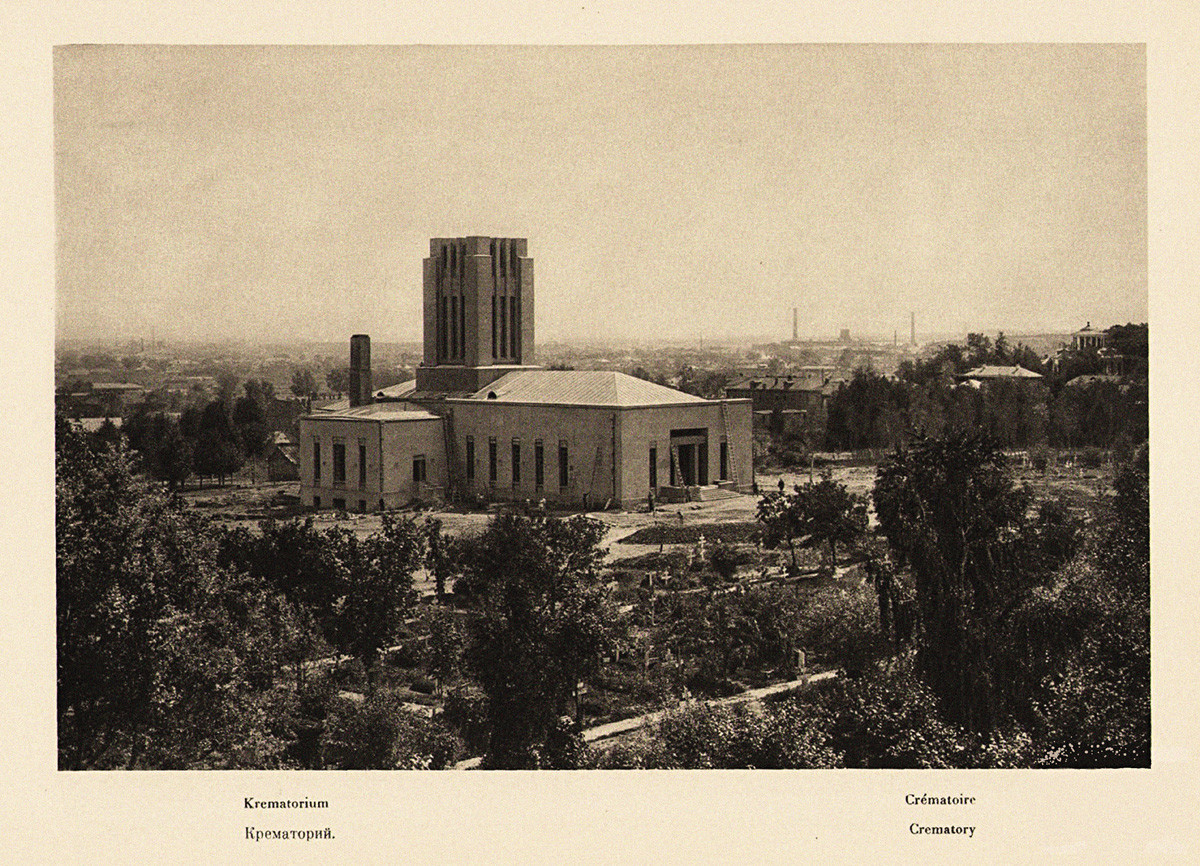 Crematório de Donskoy em 1928; como se pode ver, chaminé enorme substituía cúpula de igreja
