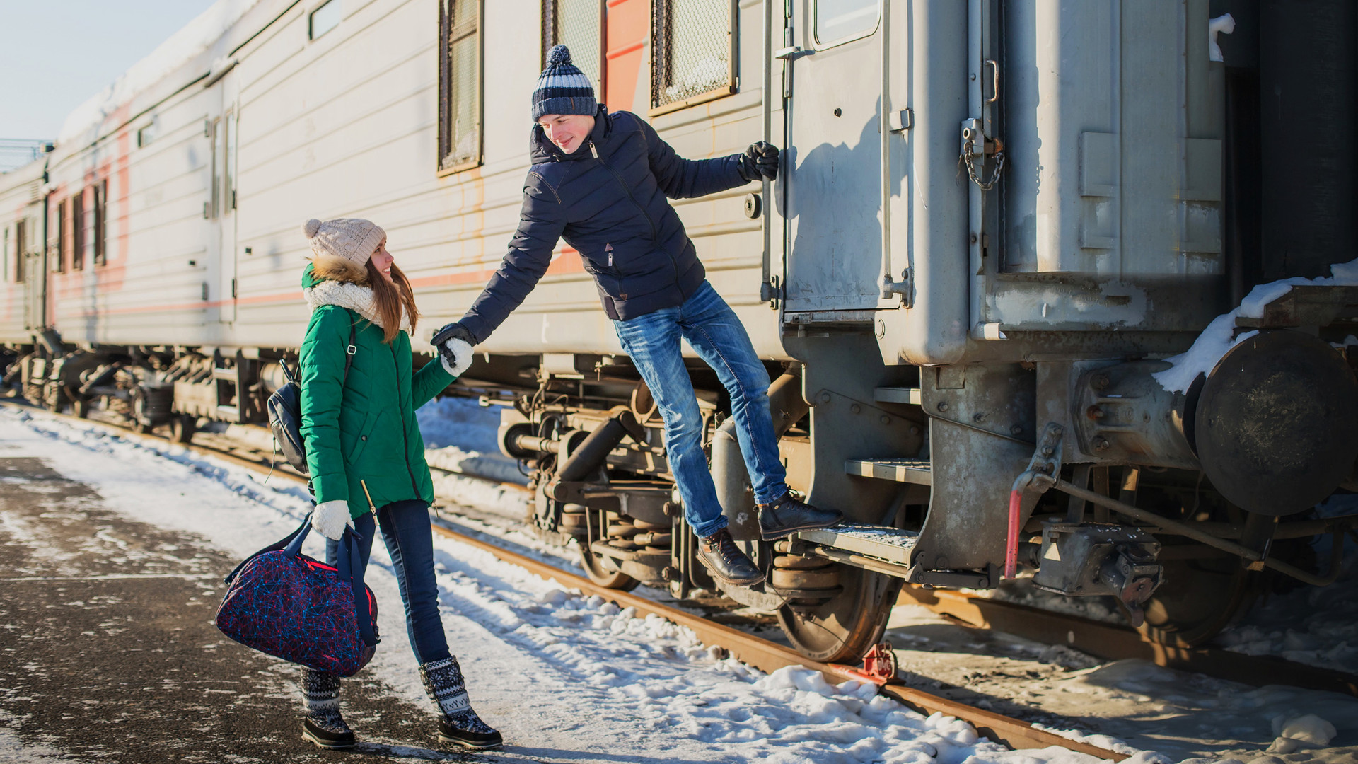 Можно ли приехать на поезде. Человек рядом с поездом. Фотосессия в электричке зимой. Люди в поезде. Зимняя фотосессия на железной дороге.