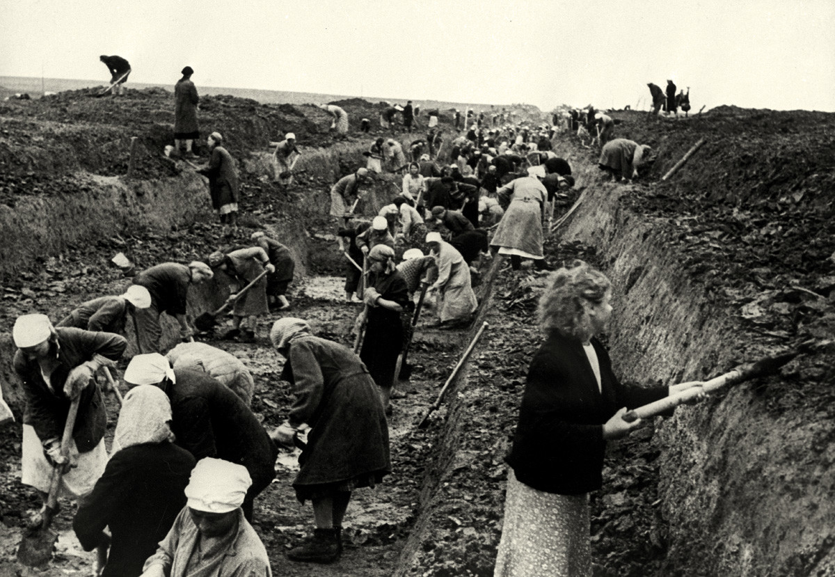 Žene kopaju obrambene rovove oko Moskve. 1941. 
