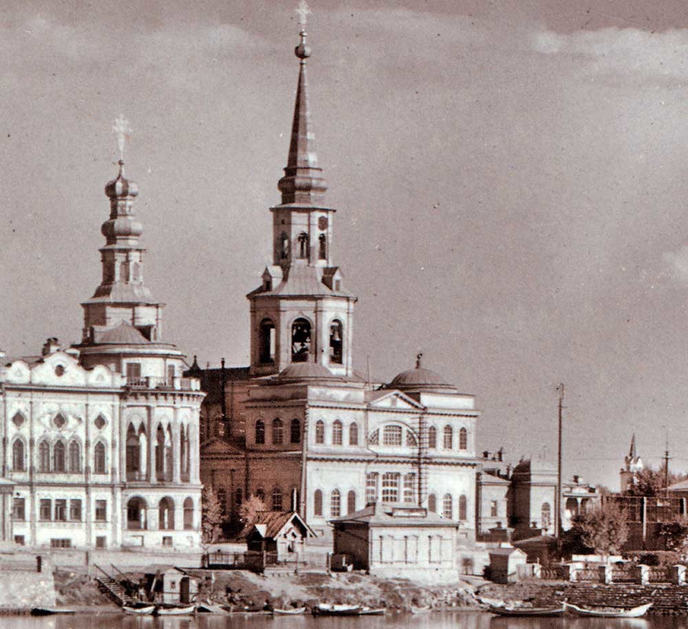Cattedrale di Santa Caterina, vista nord-ovest con la Casa Sevastjanov (a sinistra). All’estrema destra: campanile della chiesa cattolica di Sant’Anna. Estate 1909