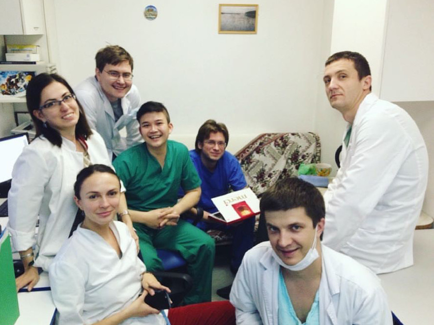 Steven Guntur (berpakaian hijau), berfoto bersama para dokter di sela menjalani jaga malam di rumah sakit.