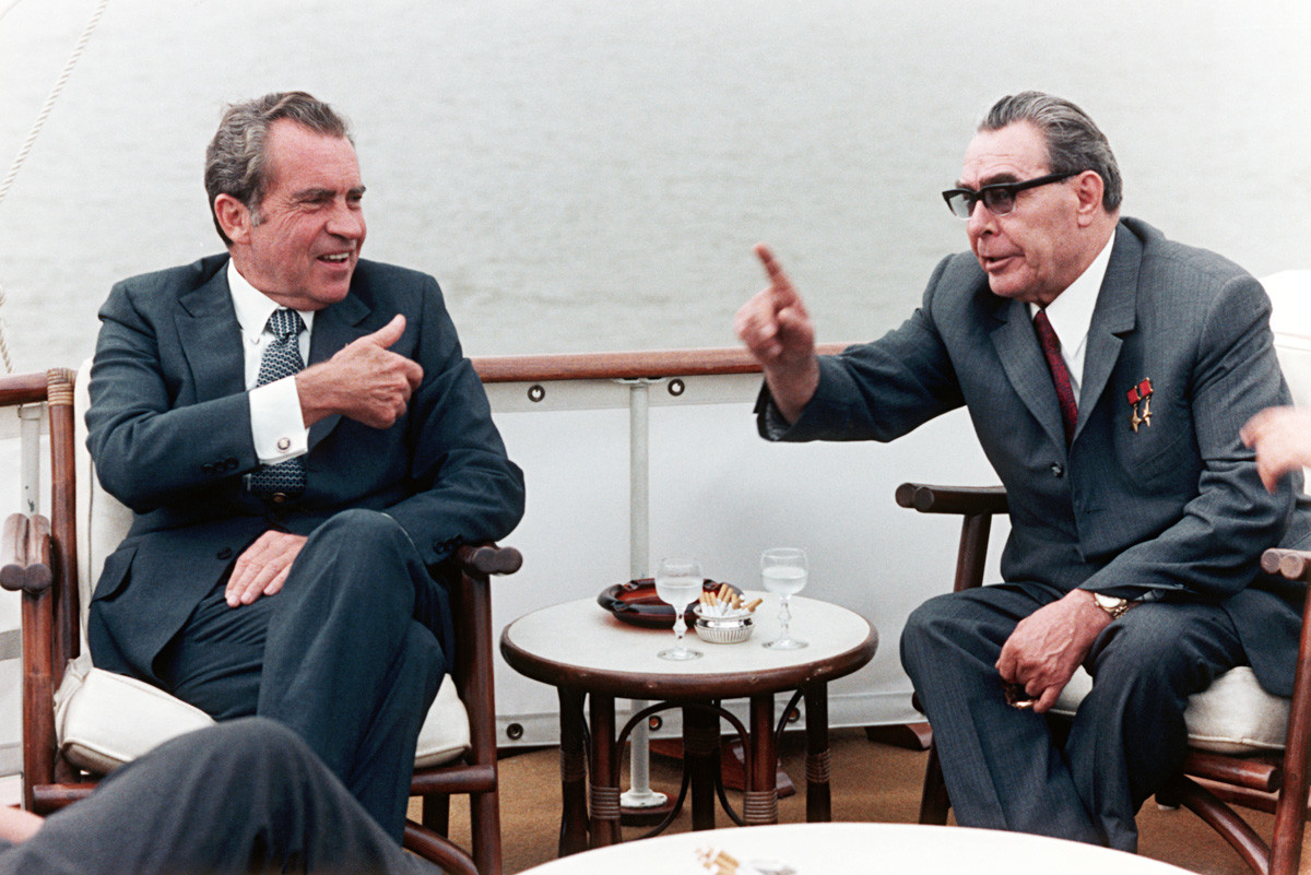 Líderes de dos superpotencias del mundo, Leonid Brézhnev y Richard Nixon, durante la Guerra Fría.