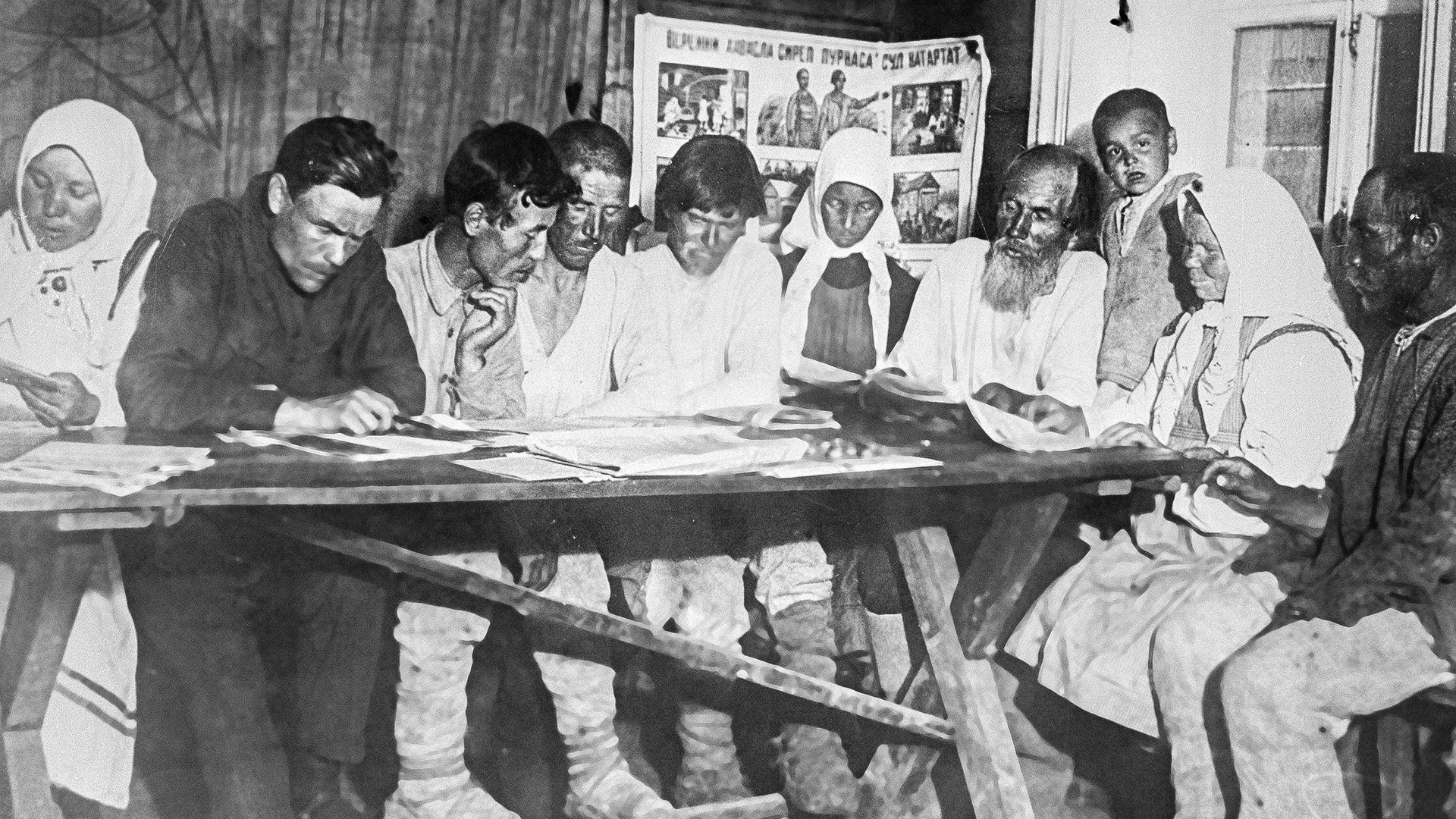Camponeses soviéticos aprendendo a ler e escrever, década de 1930.