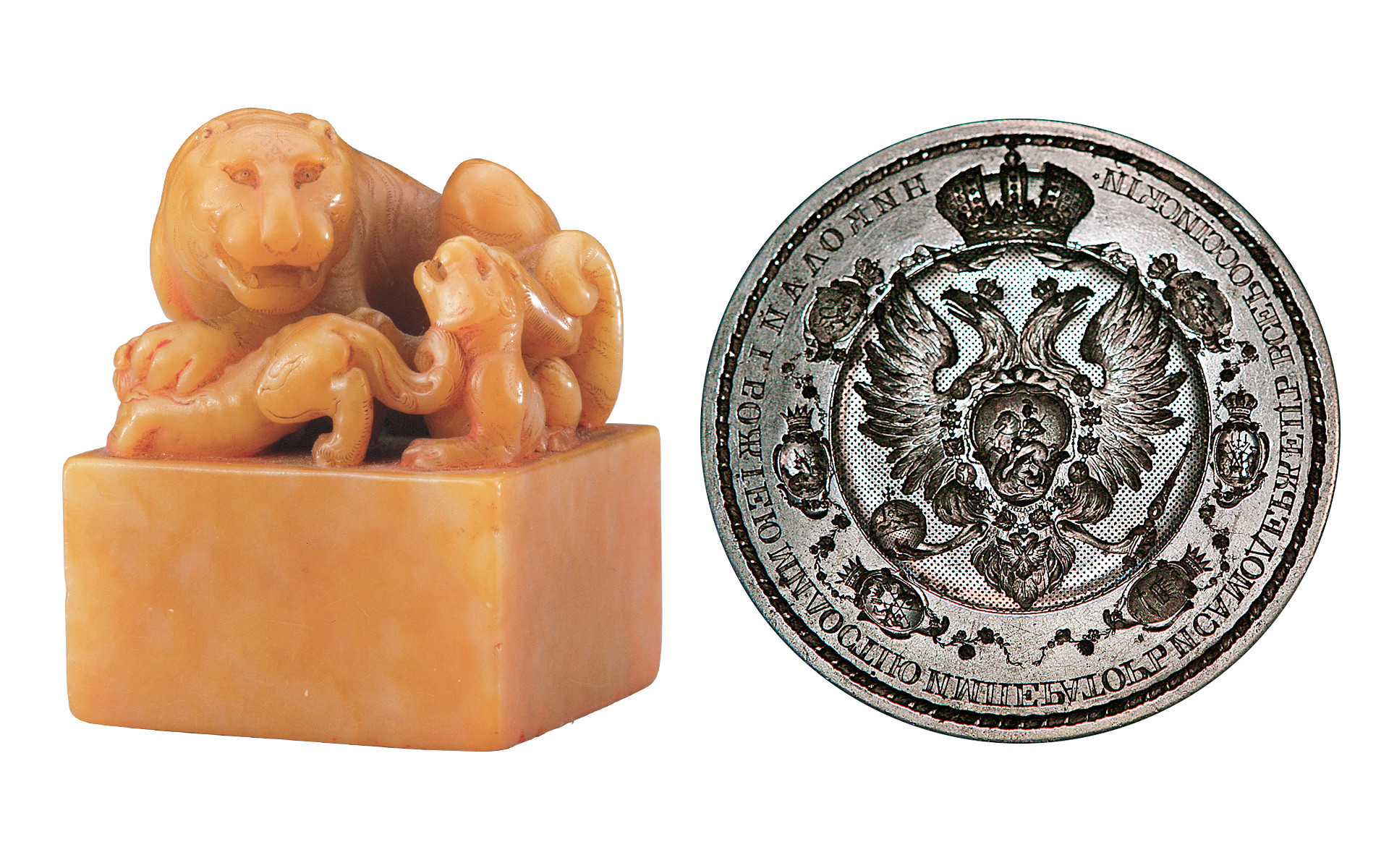 À esquerda, um selo imperial da era Qianlong. À direita, um selo estatal do Imperador Nikolai 1° da Rússia.