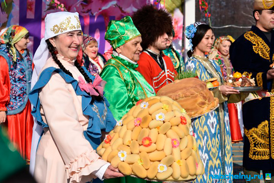 Кто отмечает навруз какие народы. Национальный праздник Навруз. Праздник Навруз в Узбекистане. Празднование Навруза в махаллях. Подготовка к празднику Навруз.