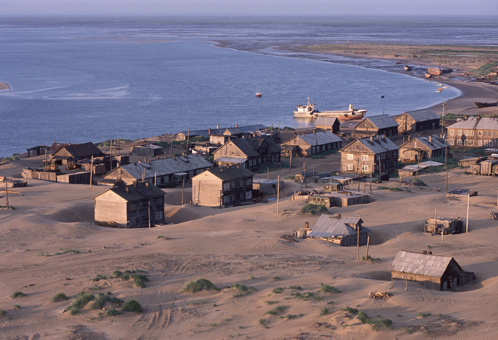 Em vilarejo russo soterrado por areia, moradores convivem com os perigos da natureza