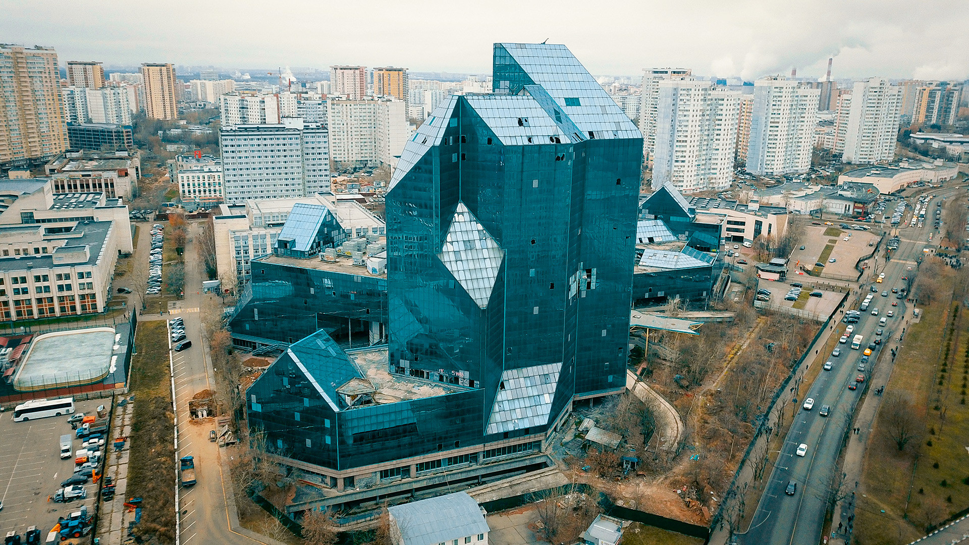 工事再開前のゼニット・ビジネスセンター。この醜い未完成の高層ビルは、それ以降、モスクワのランドマークとなった。