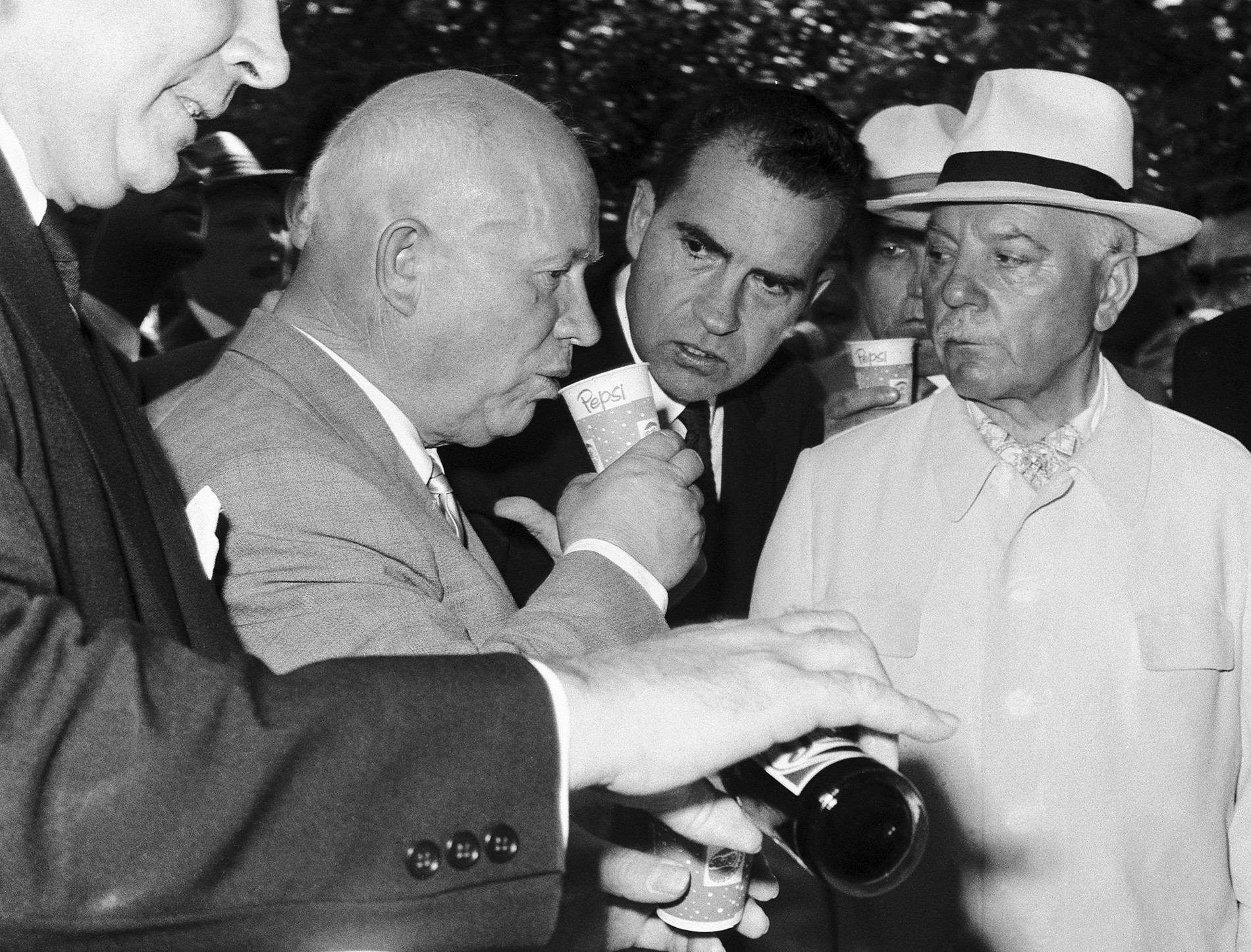 Москва, Советскиот Сојуз. Советскиот премиер Никита Хрушчов испива Пепси кола под будното око на претседателот на САД Ричард Никсон (во центарот) и претседателот на СССР Климент Ворошилов (десно) во паркот „Сокољники“ на 24 јули 1959 година.