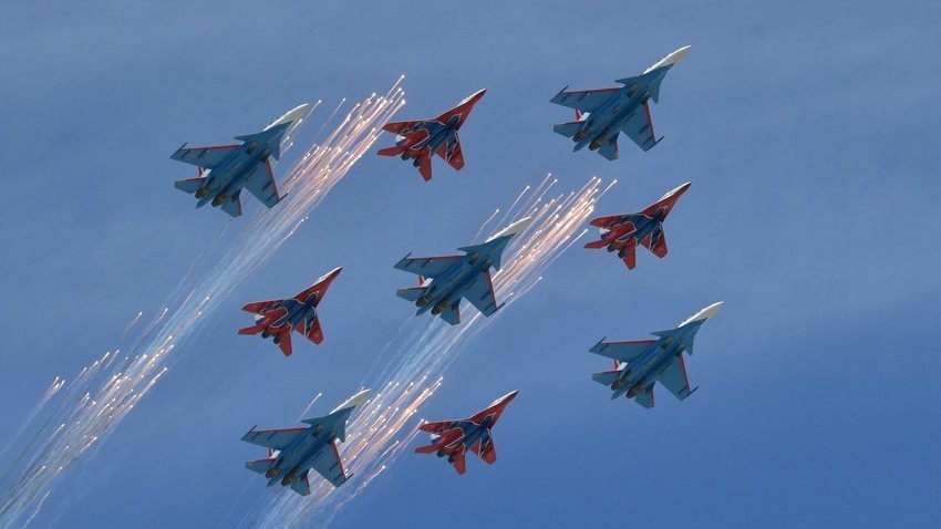 Piloti akrobatske skupine Ruski vitezi z lovci Su-30SM in skupine Striži z lovci MiG-29