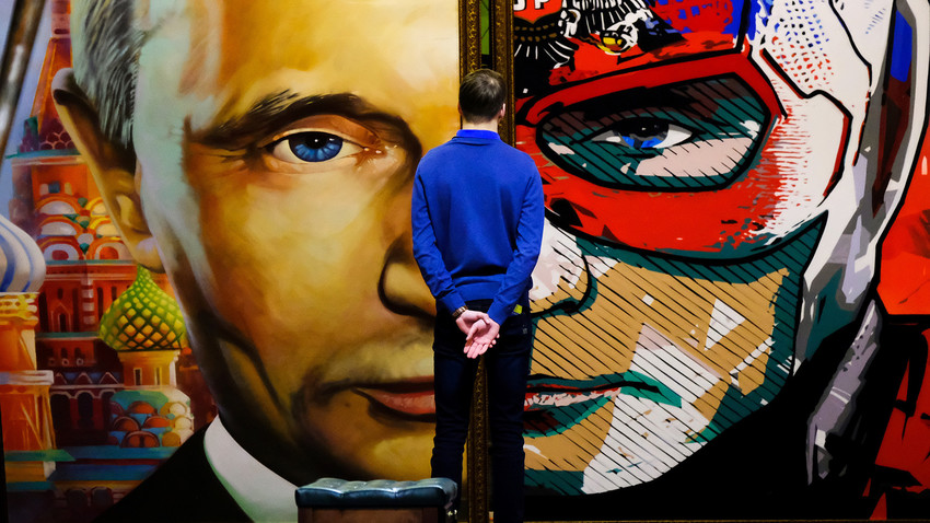 Čovjek promatra sliku koja prikazuje ruskog predsjednika Vladimira Putina na izložbi "SUPERPUTIN" u muzeju UMAM u Moskvi, 6. prosinca 2017. godine.
