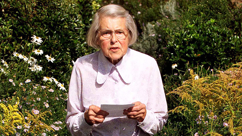 87歳のメリタ・ノーウッドが南東ロンドンにあった彼女の家の外で声明書を呼んでいる。彼女がソビエトのスパイであったことが暴露された後。