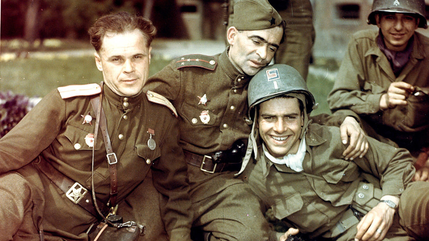 Амерички поручник Двајт Брукс (у центру са шлемом) и други припадници 69. пешадијске дивизије Прве армије САД на заједничкој фотографији са совјетским војницима 58. гардијске дивизије Пете армије у немачком граду Торгау. Крај априла 1945.
