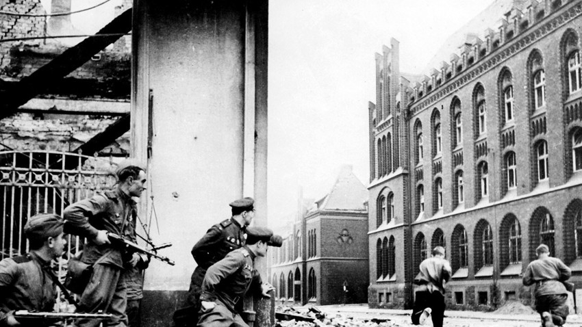 Vojaki Rdeče armade na berlinskih ulicah, april 1945