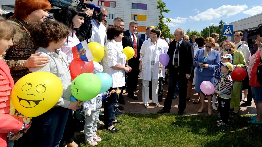 Владимир Путин у посети дечјег Центра хематологије, онкологије и имунологије „Дима Рогачов“, 2016.