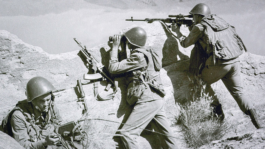 Na tej fotografiji, posneti konec aprila 1988 sovjetski vojaki opazujejo hribovje med bojem z islamističnimi gverilci nekje v Afganistanu.
