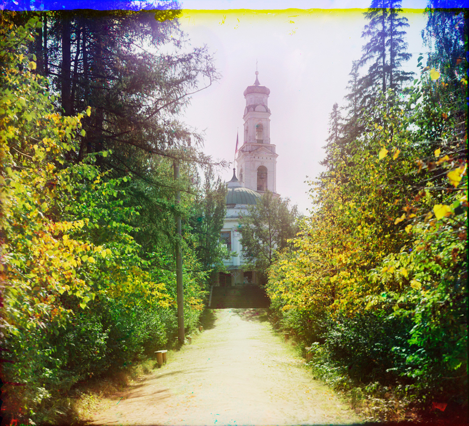 Campanile della Chiesa dell’Ascensione, vista nord dal parco Kharitonov. Primo piano: Parco Rotunda. Estate 1909