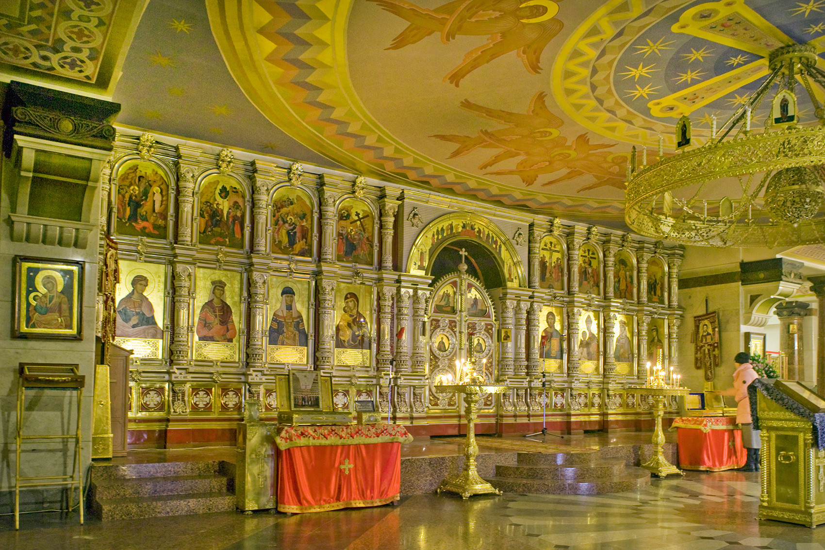 Chiesa sul Sangue in onore di tutti i santi risplendenti nella Terra Russa. Vista interna della chiesa inferiore dedicata ai Nuovi Martiri e Testimoni della Chiesa Russa. 3 aprile 2017
