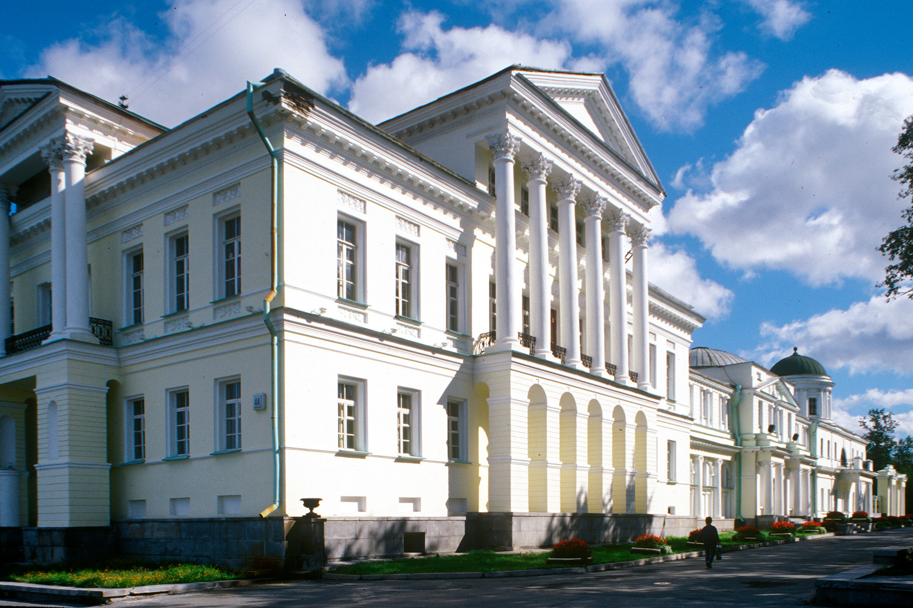Palazzo Rastorguev-Kharitonov, facciata principale. 26 agosto 1999