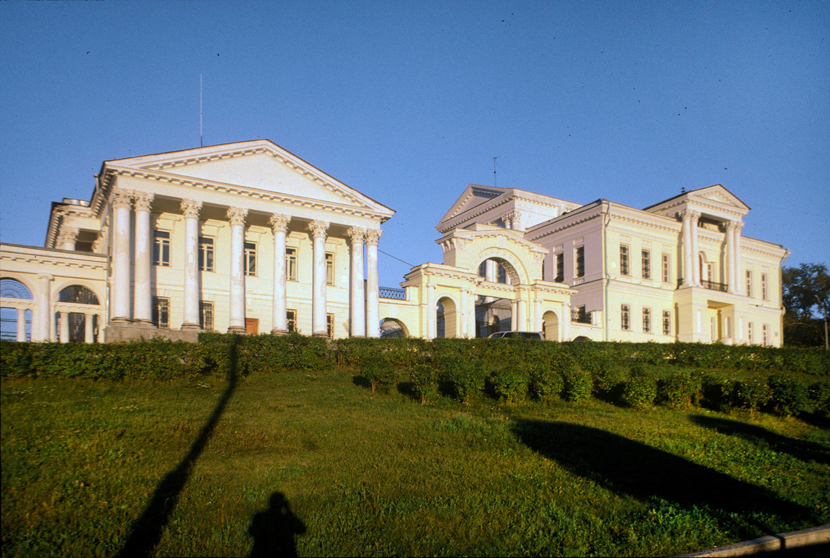 Palazzo Rastorguev-Kharitonov, facciata laterale. Vista dalla via Karl Liebknecht. 27 agosto 1999