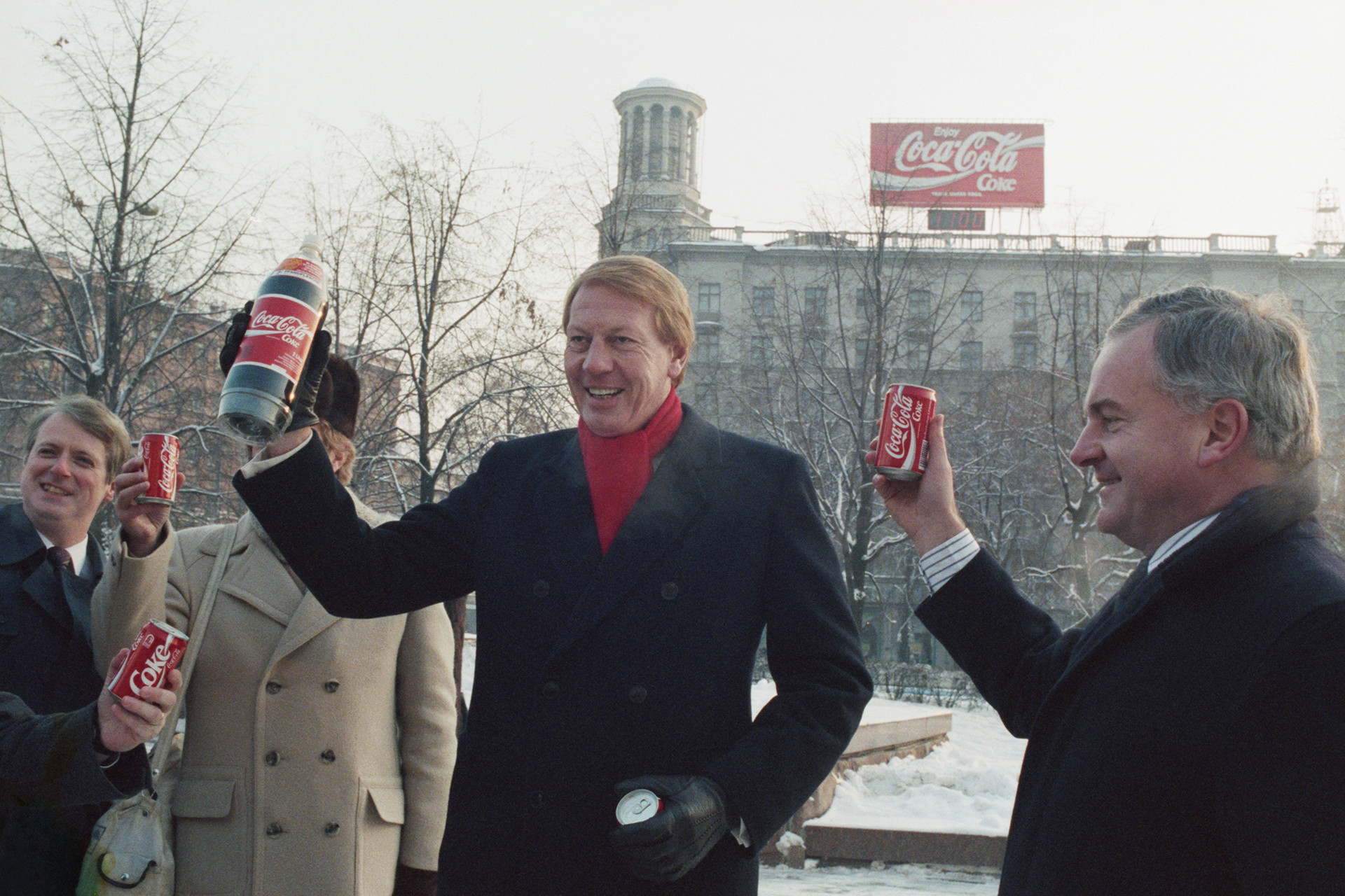 1989年12月1日。コカ・コーラの副社長、ネヴィリ・イスデル。コカ・コーラの製品のプレゼンテーションの時。後にはプーシキン広場にあったコカ・コーラの広告バナーが見える。