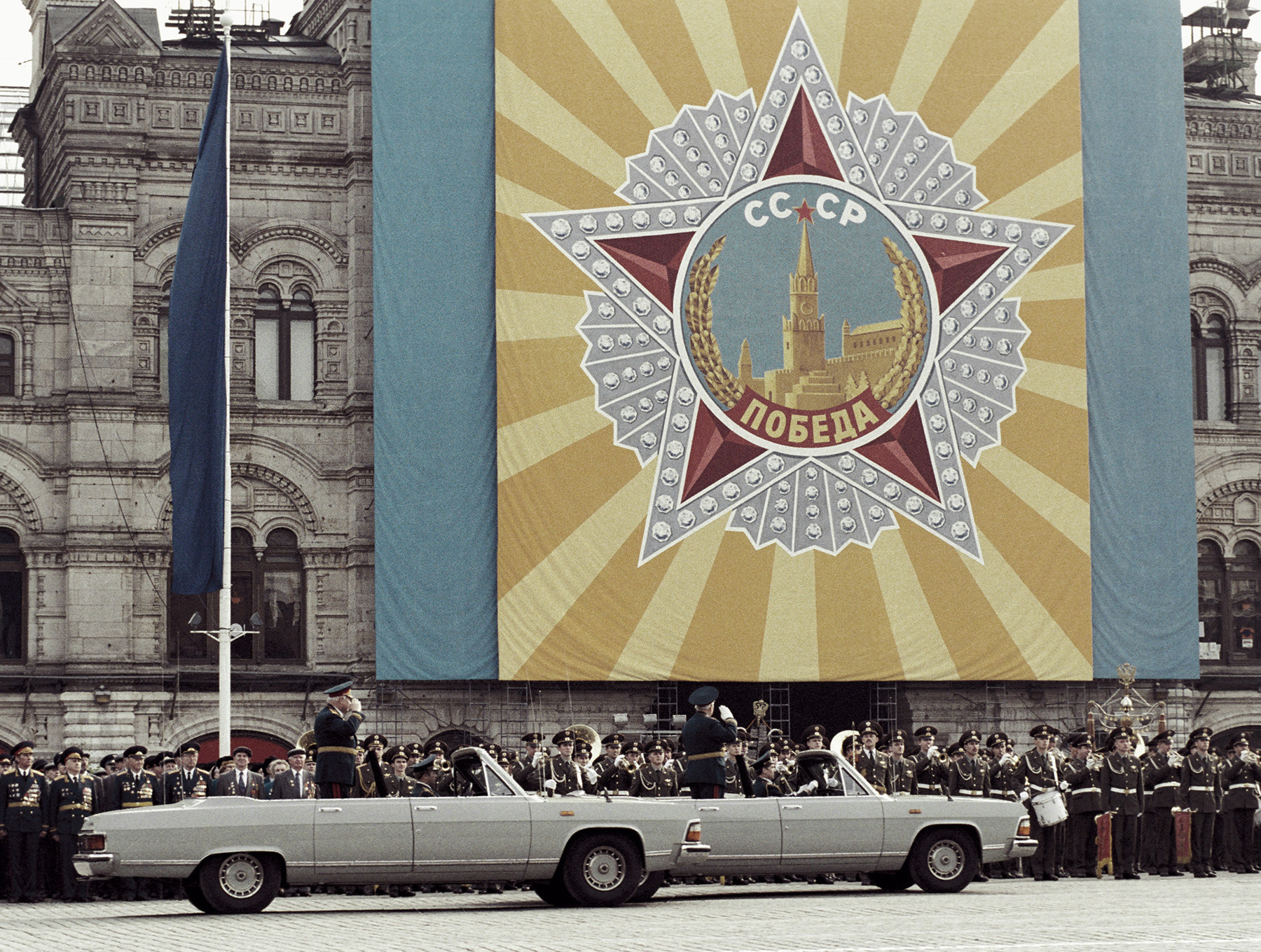上級大将ウラジーミル・ゴヴォロフとソ連邦元帥ヴィクトル・クリコフ（車に乗っている）。50回戦勝記念日の軍事パレードにて。
