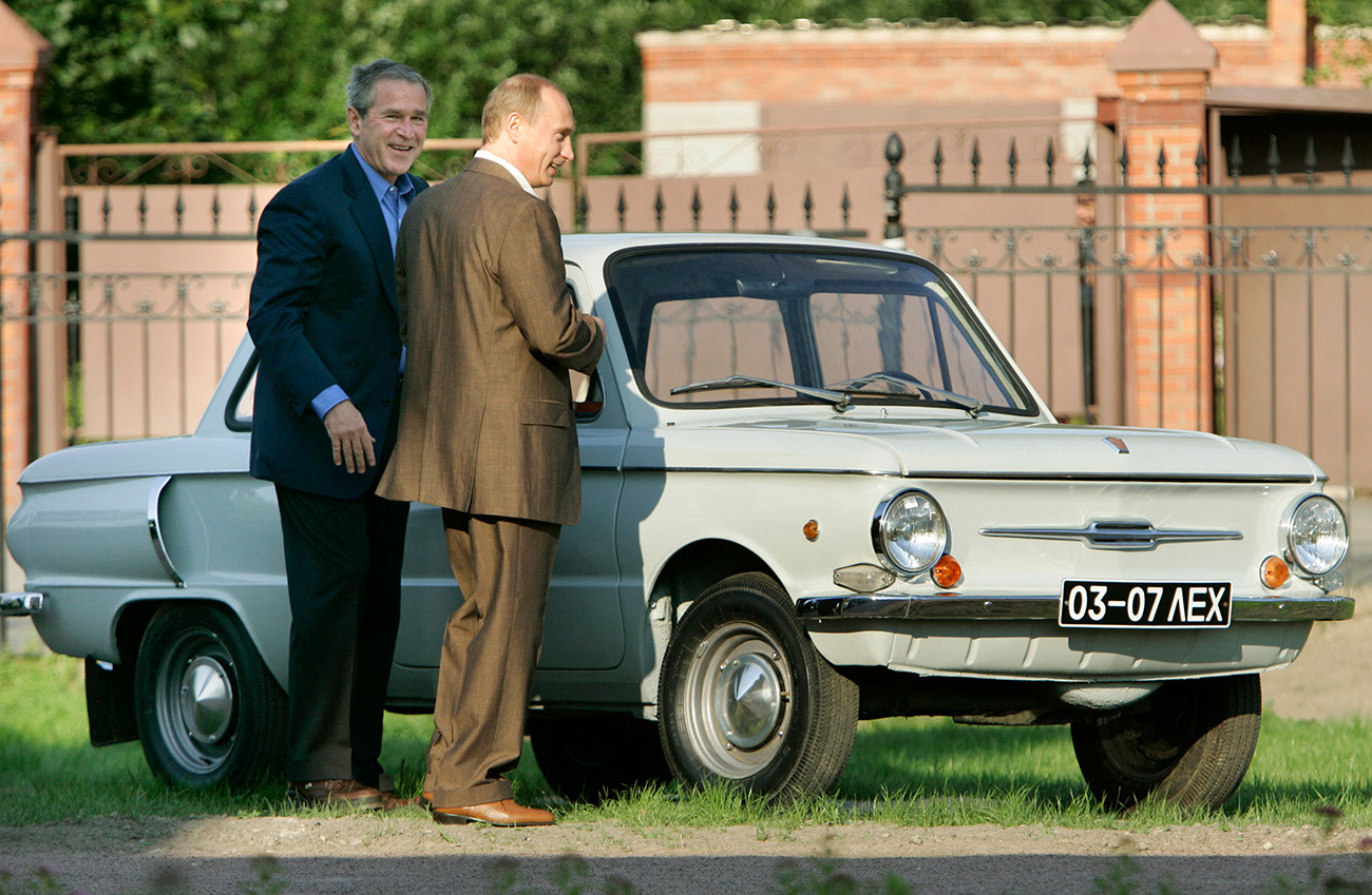 George W. Bush, Wladimir Putin und ein „Saporoschez“-Auto