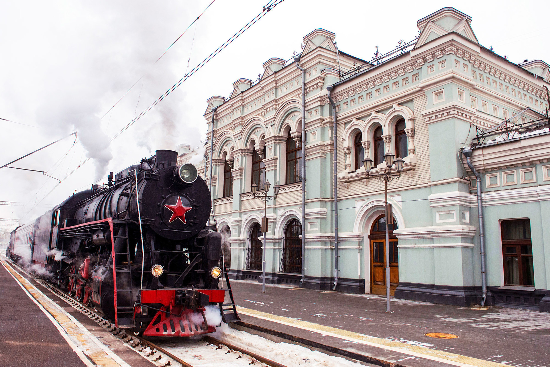 Trem antigo da Russian Railways chega à estação ferroviária Ríjskaia.