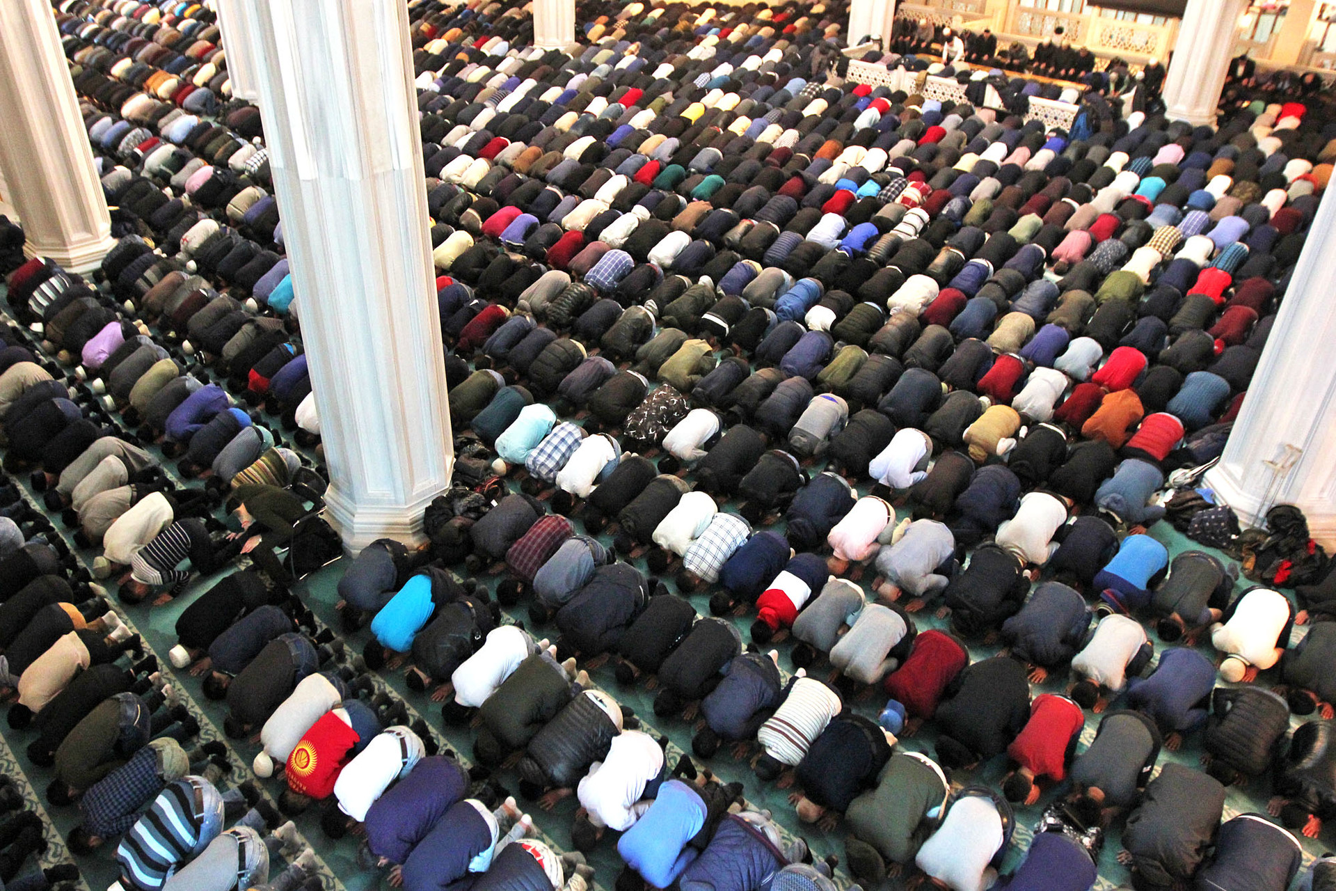 Umat muslim menjalani shalat Jumat di Masjid Agung Moskow, (5/4).
