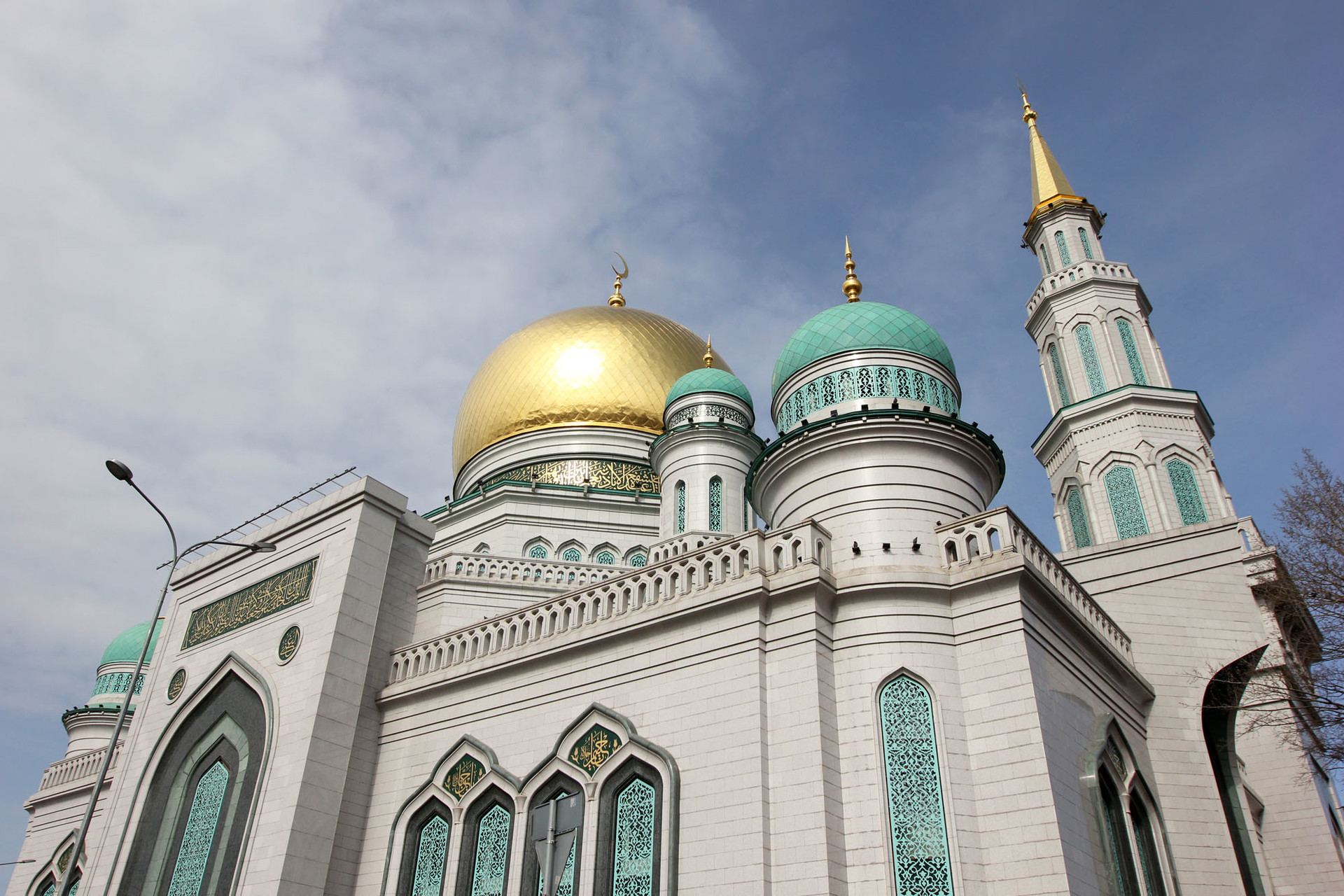 Masjid Agung Moskow yang juga dikenal sebagai Masjid Prospek Mira berlokasi di Ulitsa Durova, tepatnya di Pereulok Vypolzov 7.