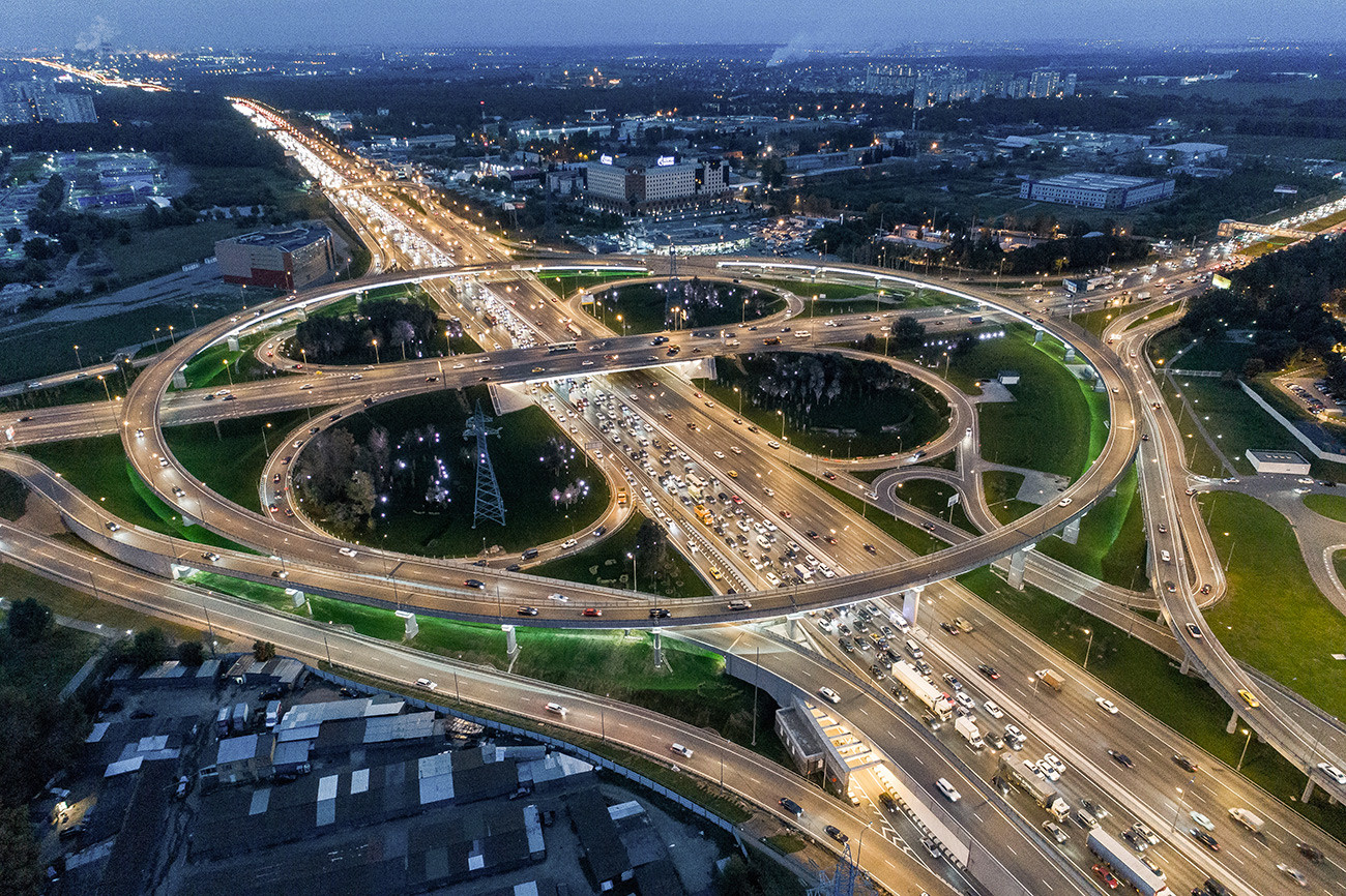 The MKAD used to border Moscow and lands outside it, so it has to be a really BIG road. 