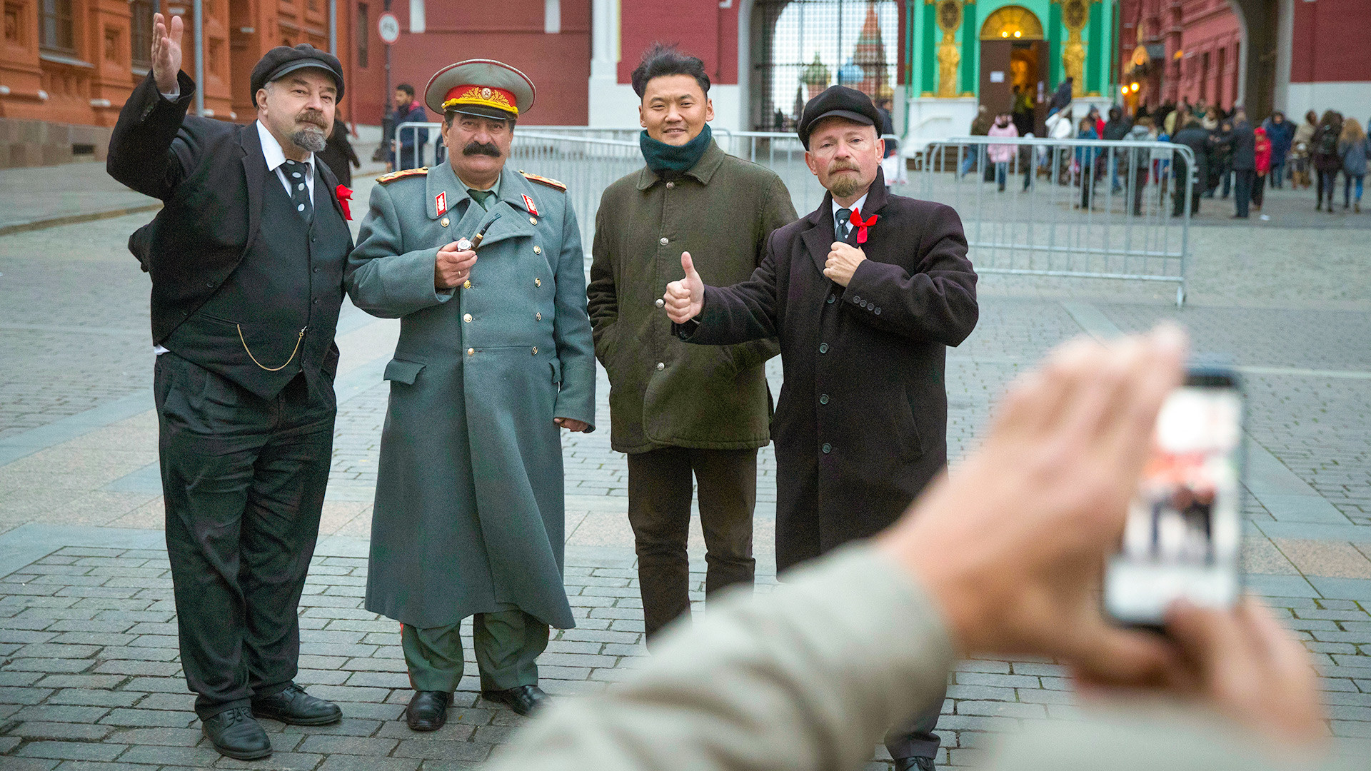 Туристы с двойниками Сталина и Ленина.