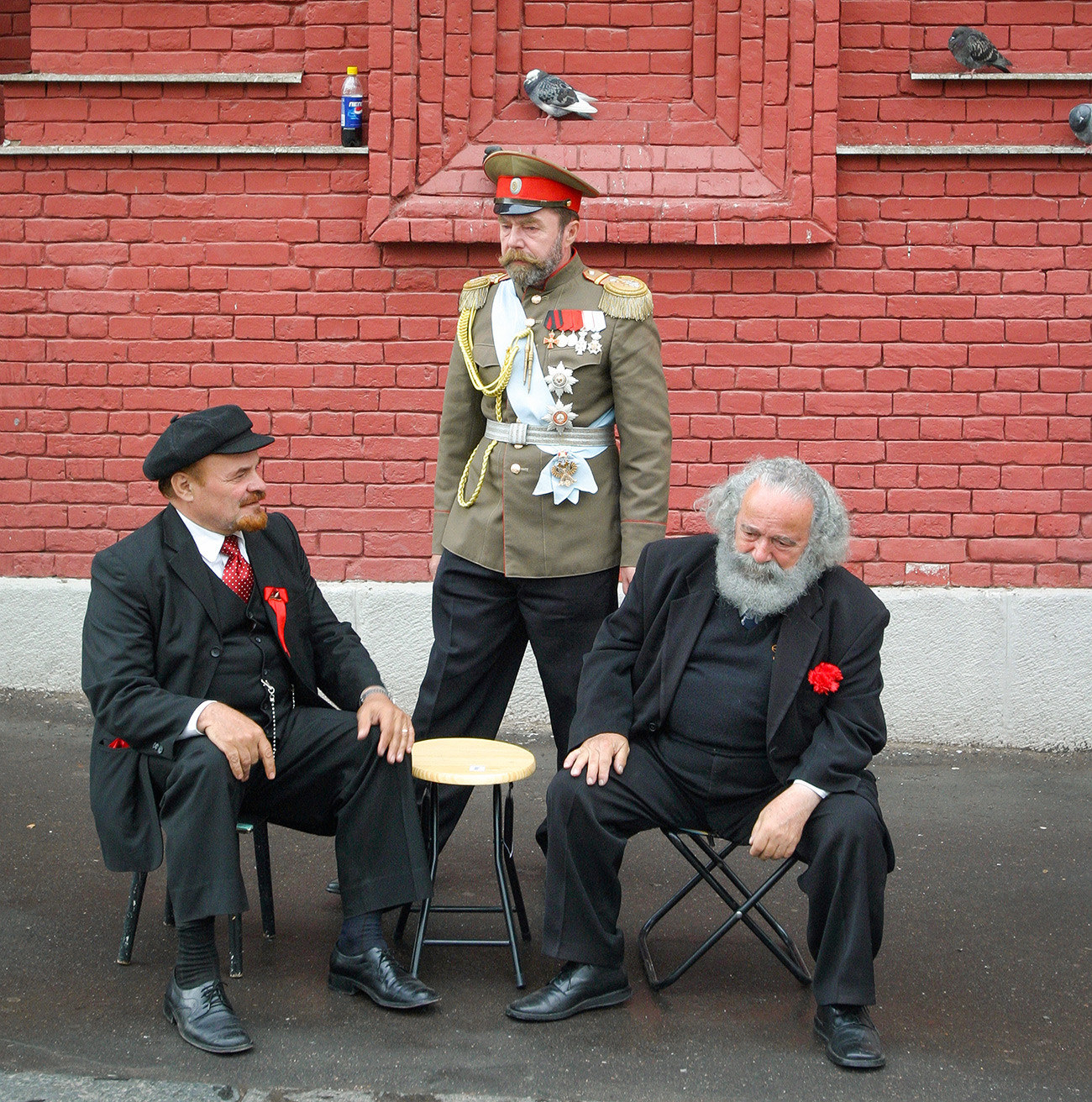 Двойники Владимира Ленина, Карла Маркса и Николая II в центре Москвы.