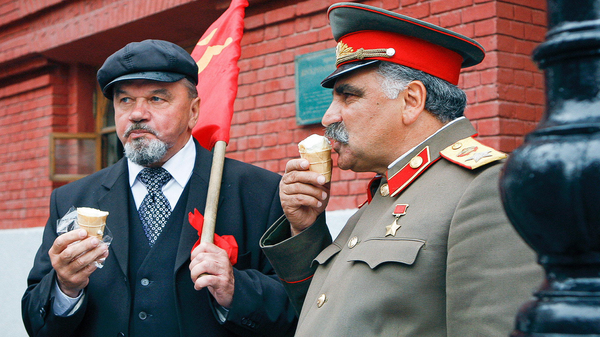 Двойники Сталина и Ленина на Манежной площади.