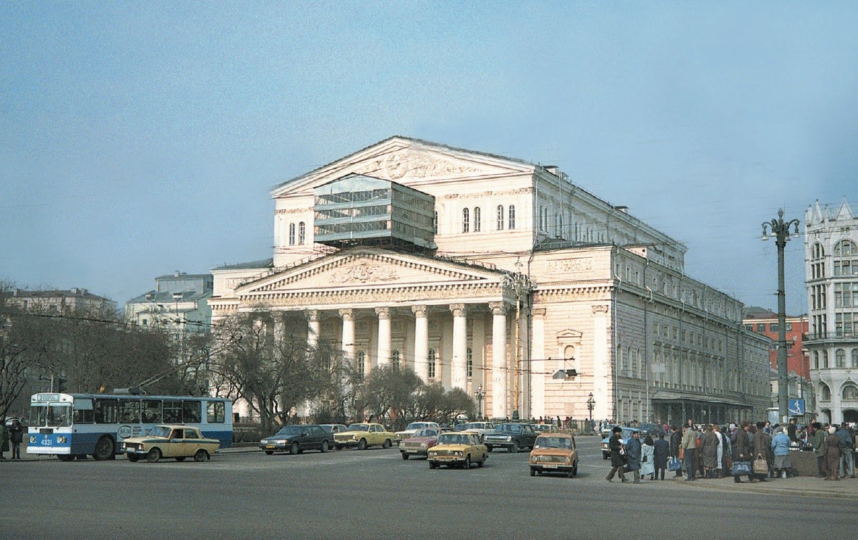 Right moscow. Большой театр в Москве 1990. Большой театр 1993. Большой театр в 1995 году. Большой театр март.