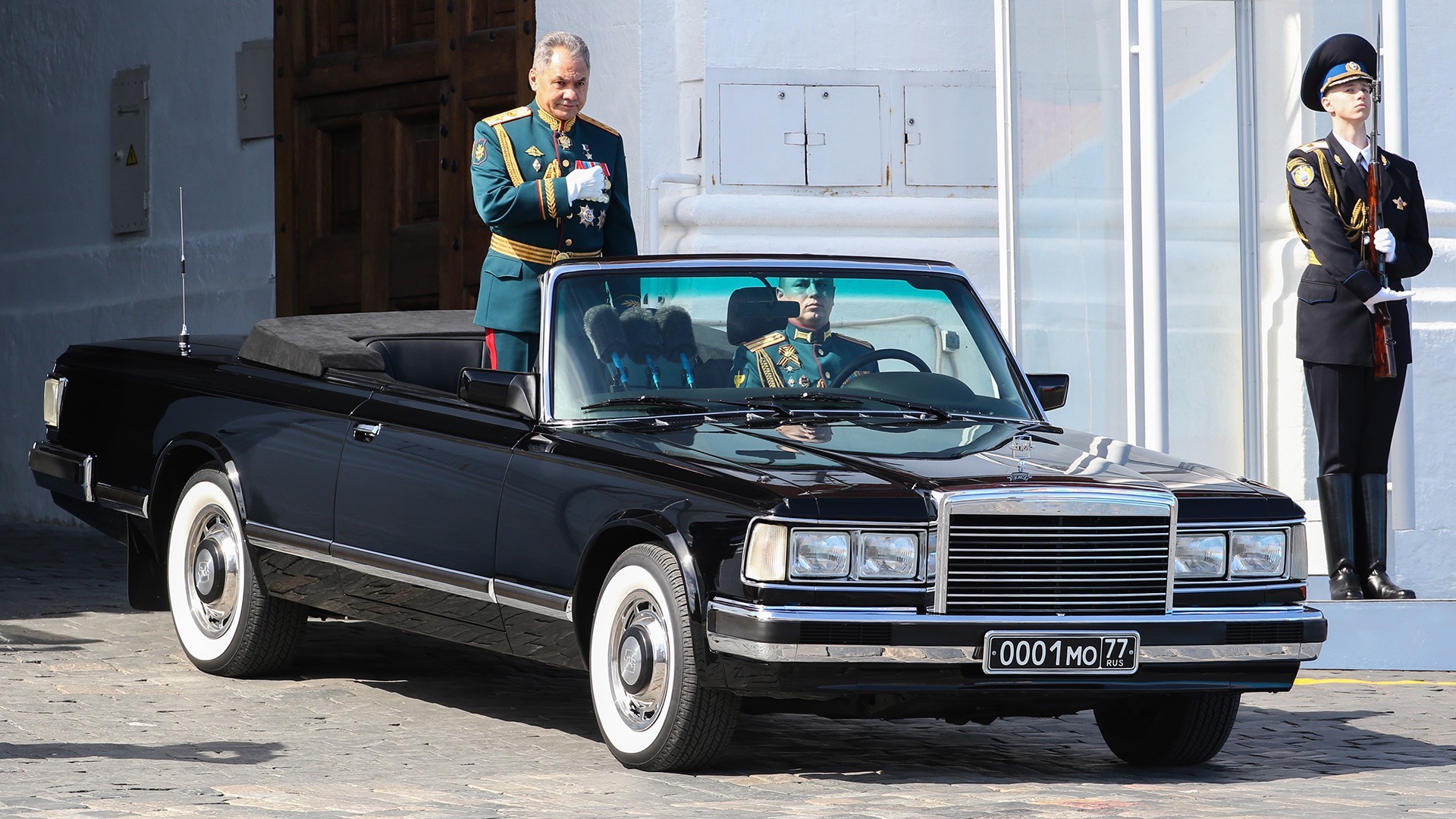 Sergueï Choïgou, ministre russe de la Défense, à bord d'une ZIL-41041 AMG lors de l'édition 2018 de la Parade de la Victoire, à Moscou.