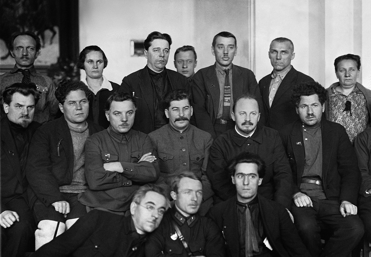 Климент Ворошилов, Јосиф Стаљин и Николај Бухарин (у центру слева надесно) са групом делегата Четвртог сверуског конгреса Совјета.