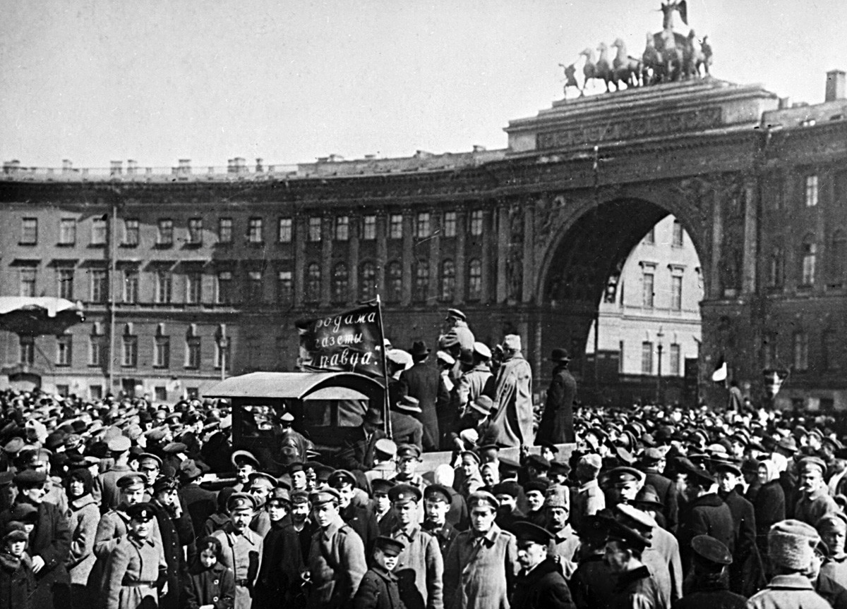 Moradores de Petrogrado vendendo edição do Pravda em concentração reunida por bolcheviques na Praça do Palácio, em São Petersburgo